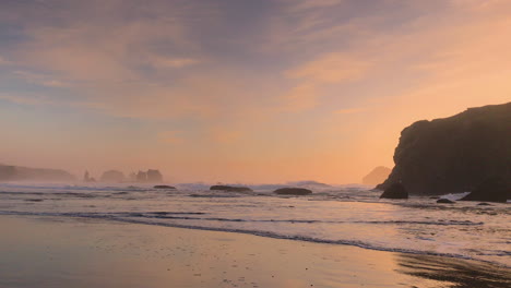 Brumoso-Atardecer-De-Invierno-En-La-Costa-De-Oregon-En-Face-Rock-State-Park-En-Bandon