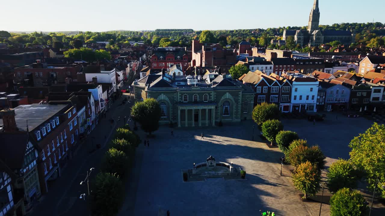 Vista aerea con drone della Guildhall di Salisbury nella piazza del mercato, circondata da edifici storici nella città di Salisbury, Wiltshire, Inghilterra.