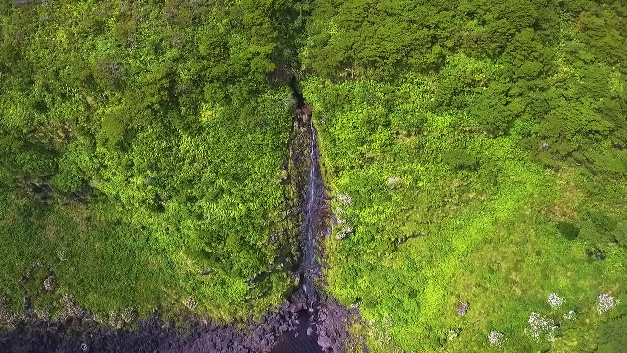 imágenes de drones de la cascada en la laguna "lagoa comprida" en la isla de flores azores
