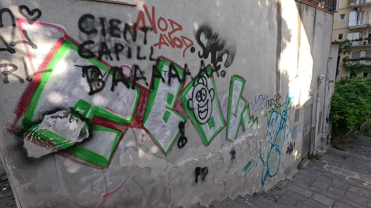 Muro coperto di graffiti a Napoli, Italia
