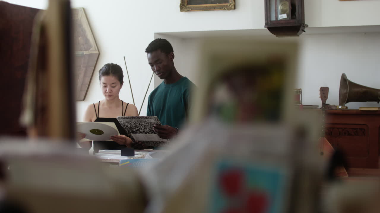 음반 가게에 있는 친구들