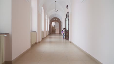 niña con mochila entrando en el aula.