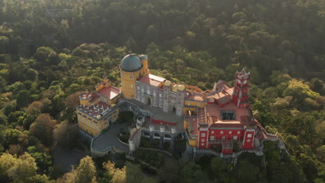 Toma-Aérea-De-Arriba-Hacia-Abajo-Del-Palacio-Pena,-Parque-Nacional-De-Sintra,-Portugal