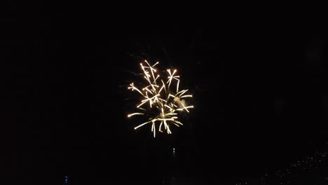 capturado por un dron el 4 de julio, este vídeo muestra los impresionantes fuegos artificiales de la playa de miami.