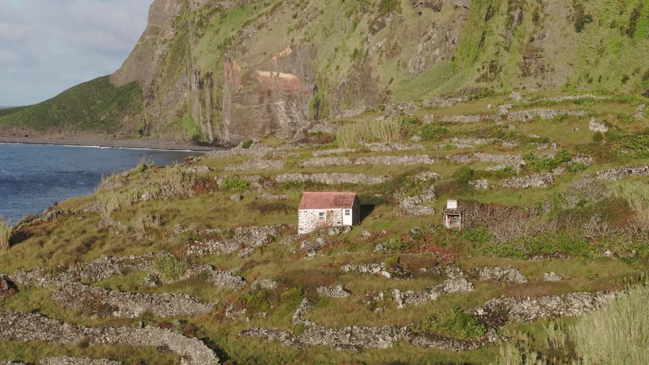 플로레스 섬 의 바다 근처 에 있는 오래된 집 의 측면  촬영, 공중