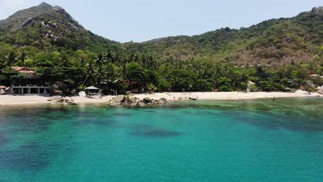 Drone-Flight-over-Tanote-Bay-Beach-with-Tourists-in-Koh-Tao,-Thailand