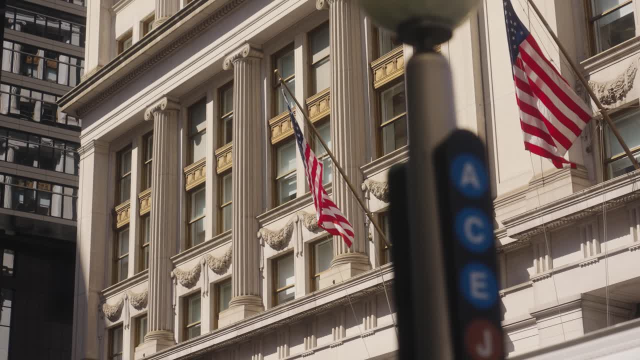 Passeggiata in soggettiva per le strade di New York, con semafori e una bandiera americana su una casa.