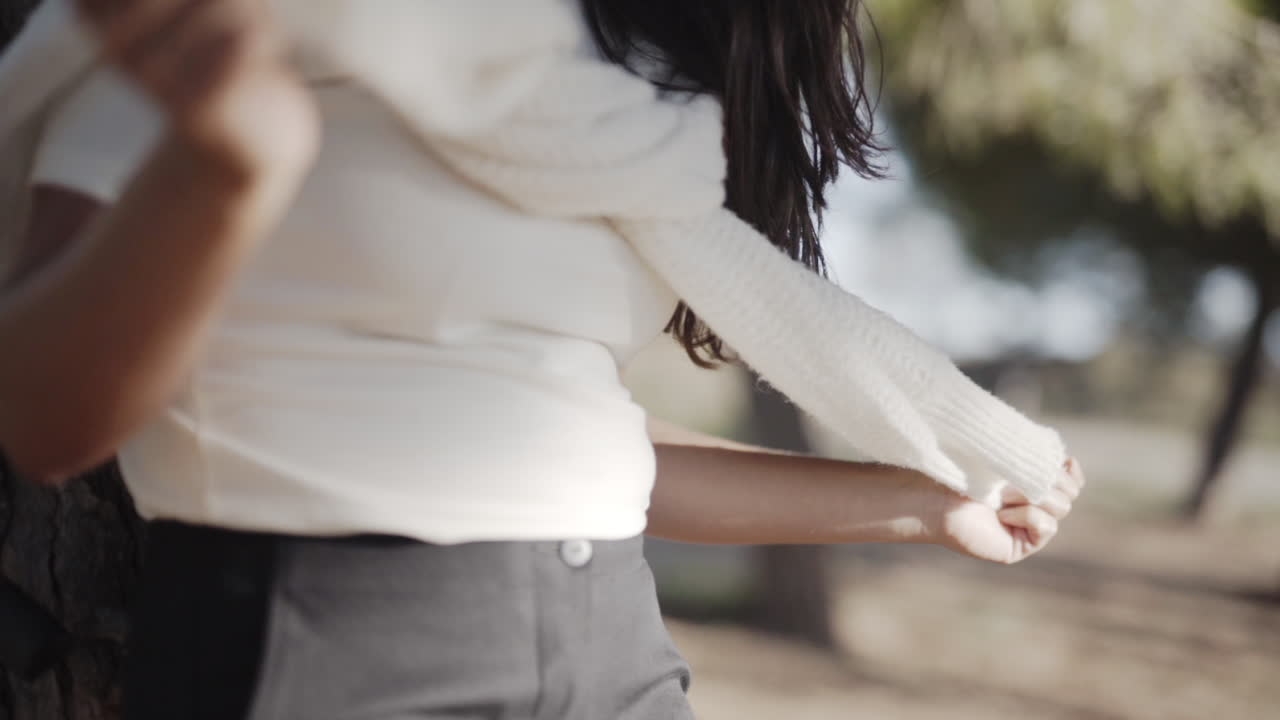 슬로우 모션으로 새로운 겨울용 스웨터를 시도하는 패션 블로거