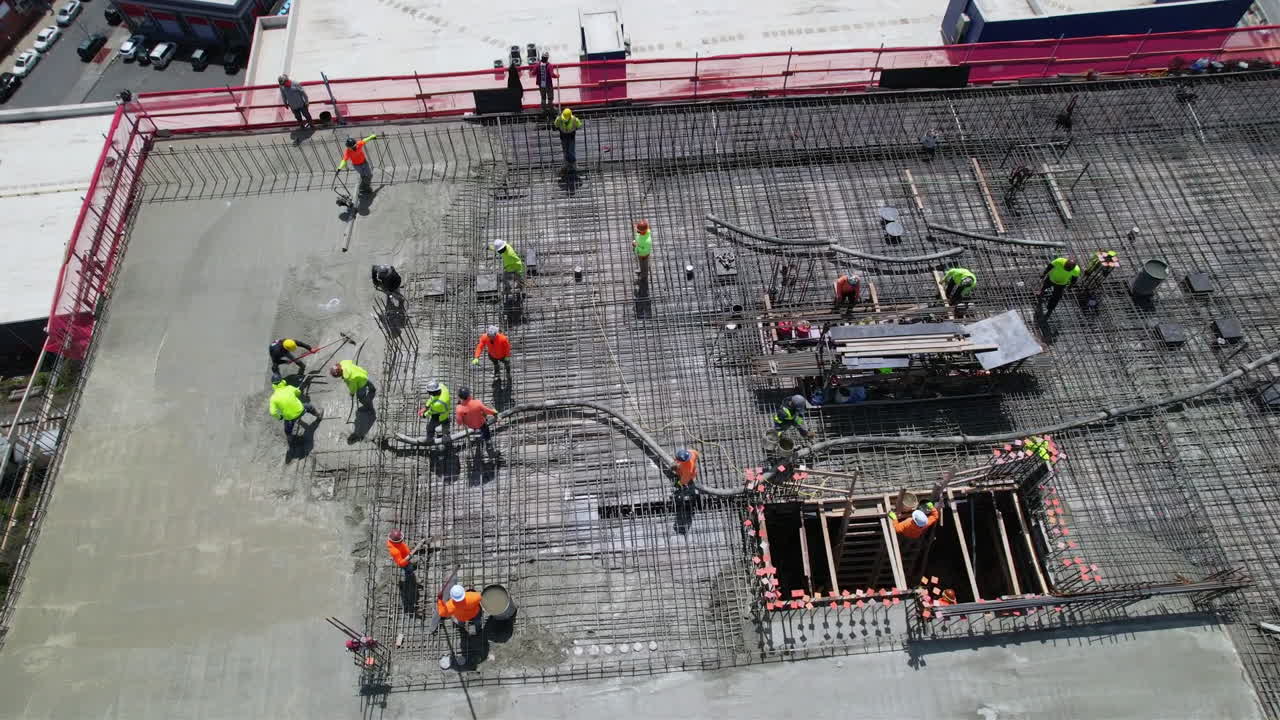 vista de tiro de drones de trabajadores de la construcción en la gran ciudad, ee.uu.