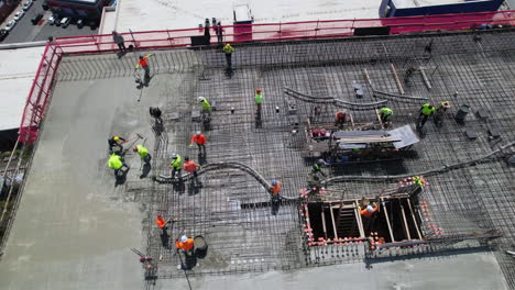 Vista-De-Tiro-De-Drones-De-Trabajadores-De-La-Construcción-En-La-Gran-Ciudad,-EE.UU.