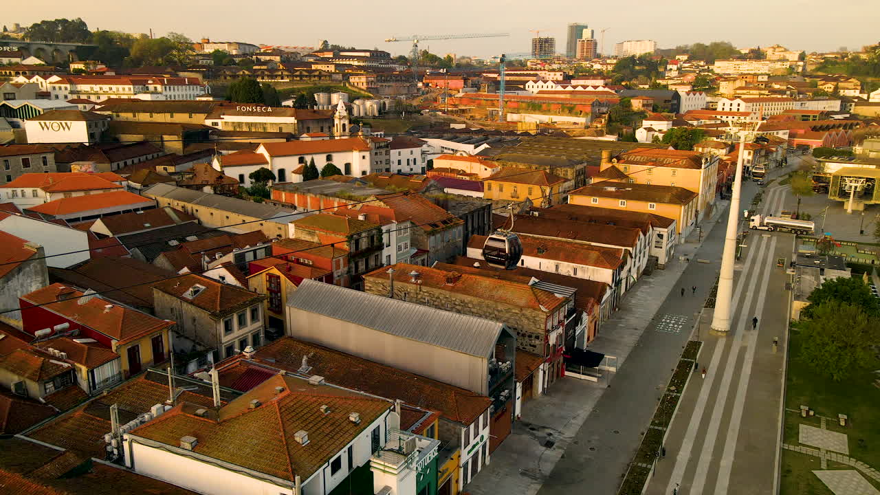 Paesaggio urbano aereo del centro storico di Porto, Portogallo, all'alba con il fiume Duero e il suo ponte tradizionale, famosa destinazione turistica per vacanze in Europa