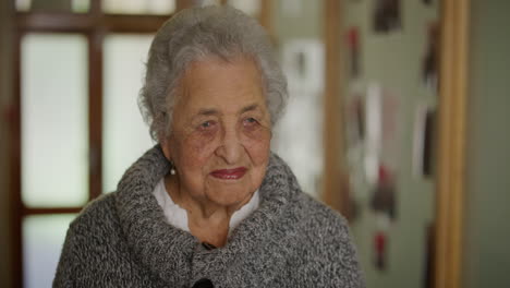 retrato de una anciana cansada con aspecto pensativo contemplativo frágil anciana pensionista en el vestíbulo de una casa de jubilación