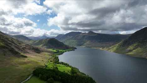 Atemberaubender-Blick-Auf-Crummock-Water-Nach-Rannerdale-Und-Buttermere,-Cumbria