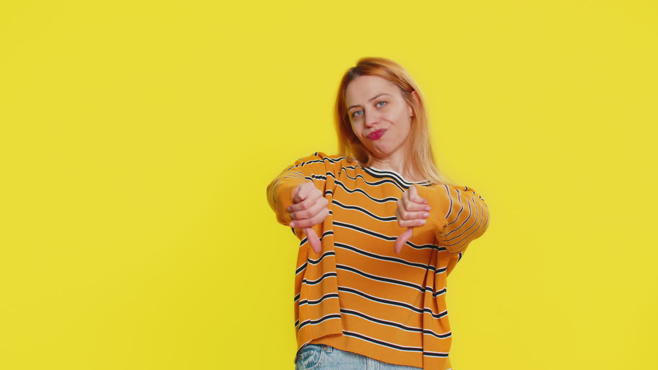 mujer molesta niña mostrando pulgares hacia abajo gesto de desaprobación insatisfecha disgusto retroalimentación negativa