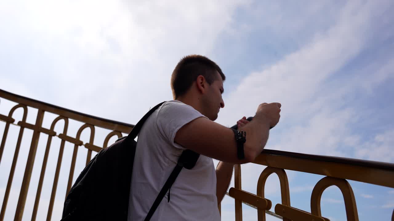 Uomo sorridente che scatta foto dalla cima di Vor Frelsers Kirke, Copenaghen