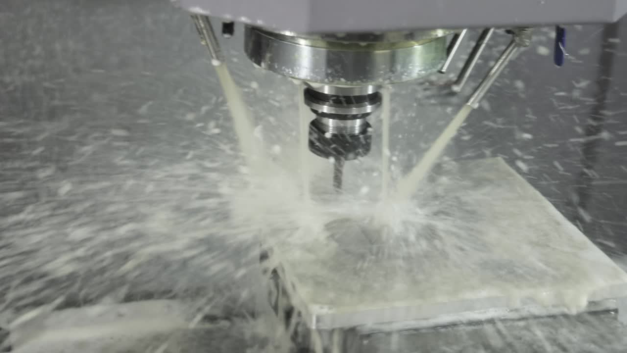 Fresatrice CNC per la lavorazione dei metalli. Taglio della moderna tecnologia di lavorazione del metallo.