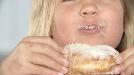 Nahaufnahme-Eines-Mädchens,-Das-Zuckerhaltigen-Donut-Isst