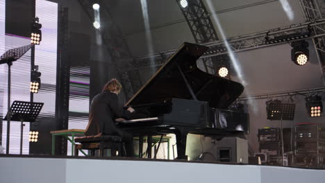 pianista actuando en el escenario