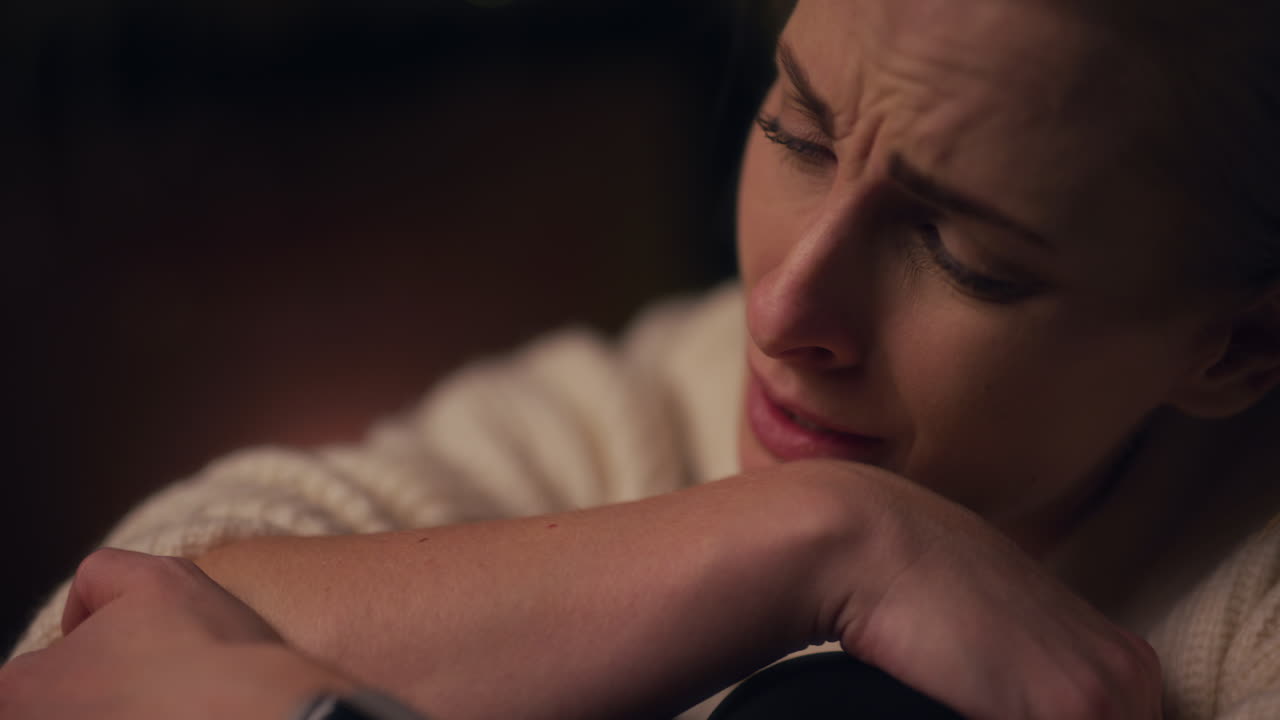 Retrato de uma Mulher Triste Chorando à Noite