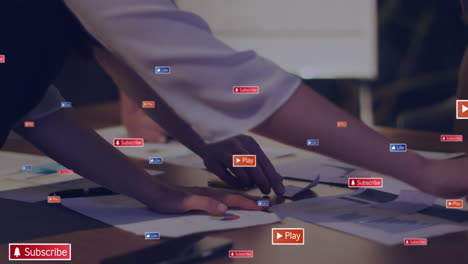 animación del procesamiento de datos de las redes sociales sobre diversas personas de negocios en la oficina
