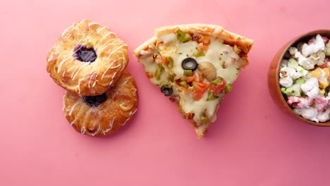 pizza, rosquillas y palomitas de maíz