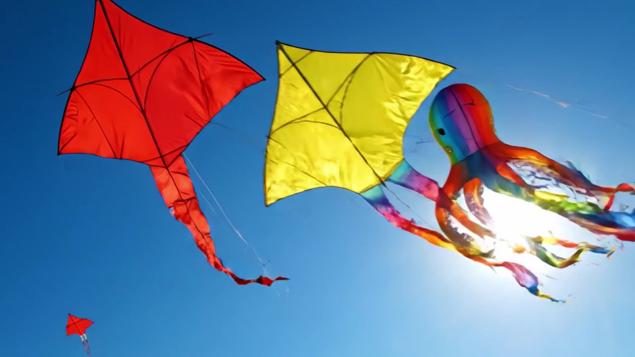 Cometas de colores elevándose alto contra un cielo azul despejado, iluminadas por el sol brillante, creando un ambiente vibrante y alegre durante una divertida actividad al aire libre.