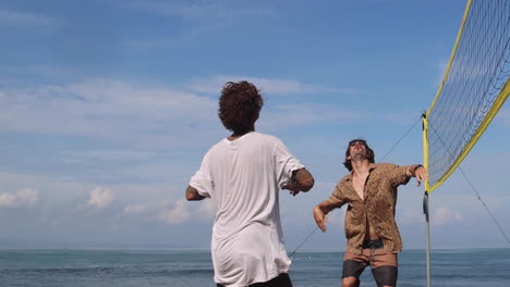 amigos jugando voleibol de playa.