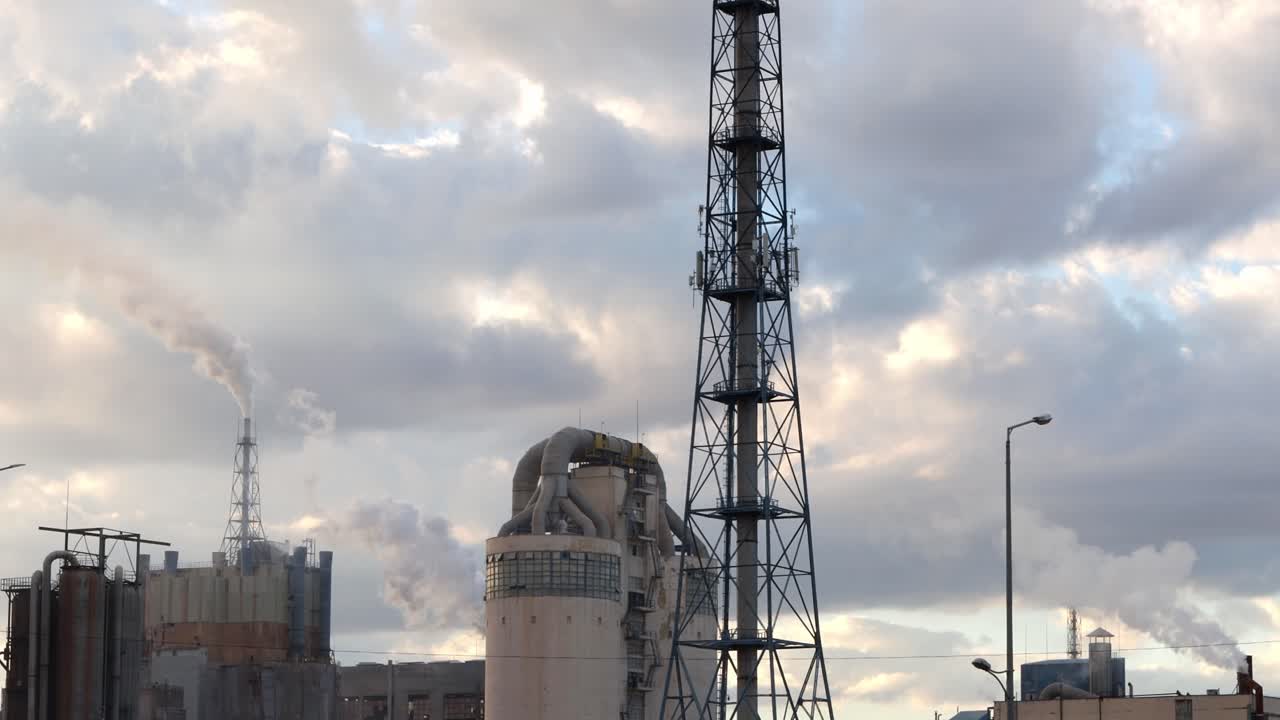 루마니아 의 무레스 에 있는 아조무레스 공장, 비료 공장 의 굴 ⁇  에서 연기가 흘러나오고 있다