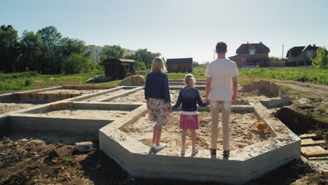 la familia está en la base de su futuro hogar concepto de nuevos comienzos