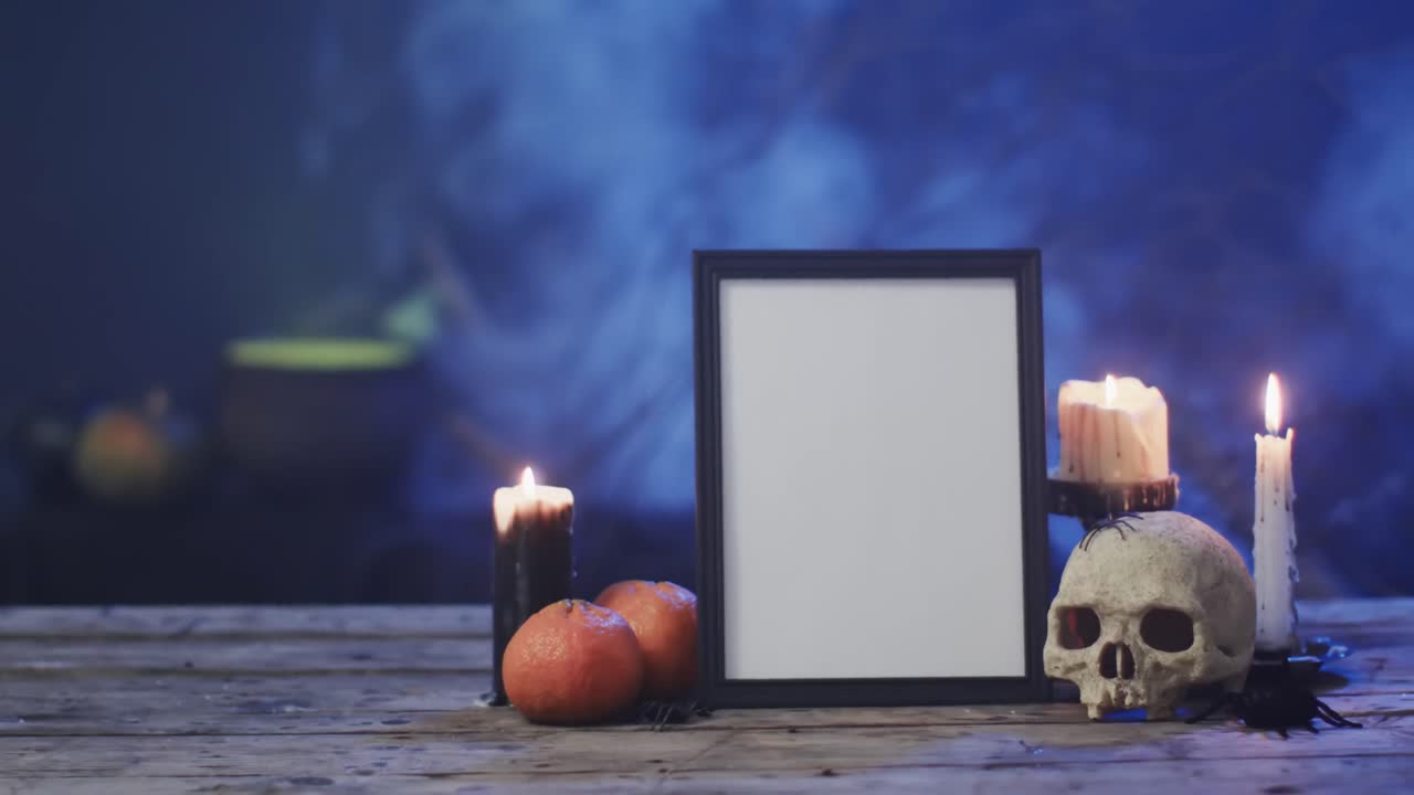 видео кадра с копировальным пространством, паутиной, черепом и свечами на синем фоне
