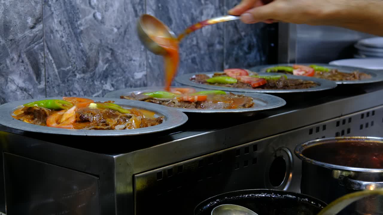 aggiunta di salsa pasto turco iskender