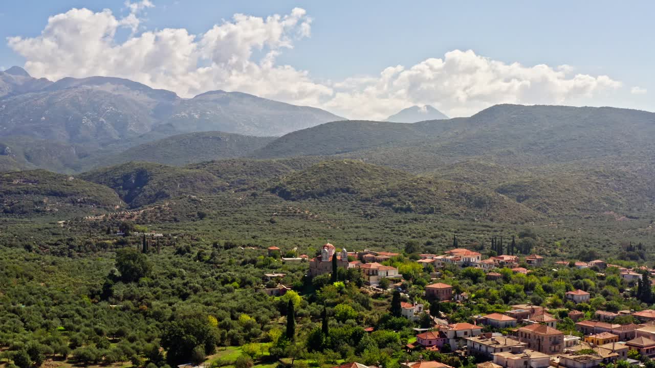 Vista aerea di un pittoresco villaggio immerso tra le montagne della Grecia