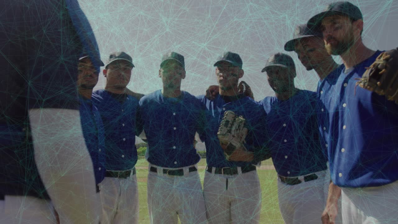 L'allenatore entra nella mischia e allunga il braccio, motivando la squadra di baseball mentre i giocatori si concentrano