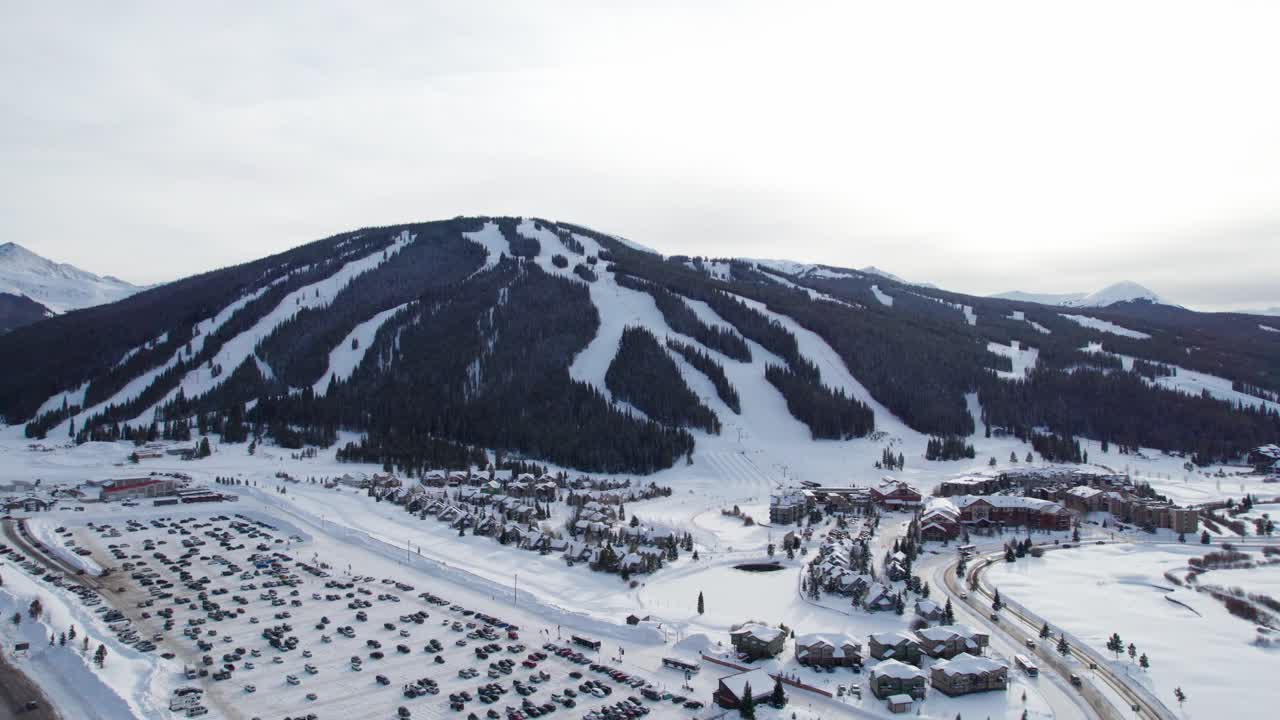 구리 산의 무인 항공기 공중 전망, 눈으로 덮인 겨울 공동