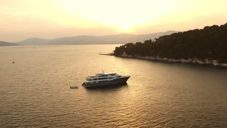 Ein-Fantastischer-Blick-Auf-Die-Yacht-In-Der-Wunderschönen-Meeresküste