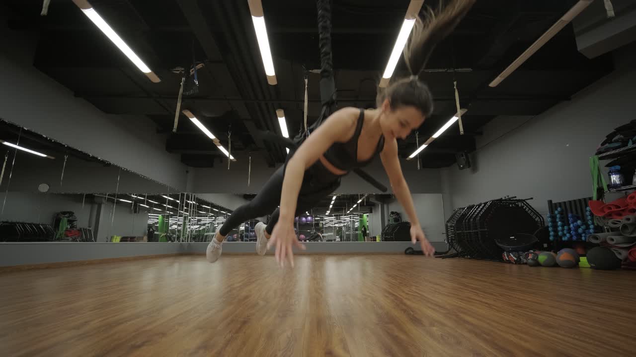 mujer atractiva haciendo ejercicios de estiramiento de aero yoga en hamacas en un estudio de fitness. estilo de vida saludable para mujeres. gimnasio de entrenamiento