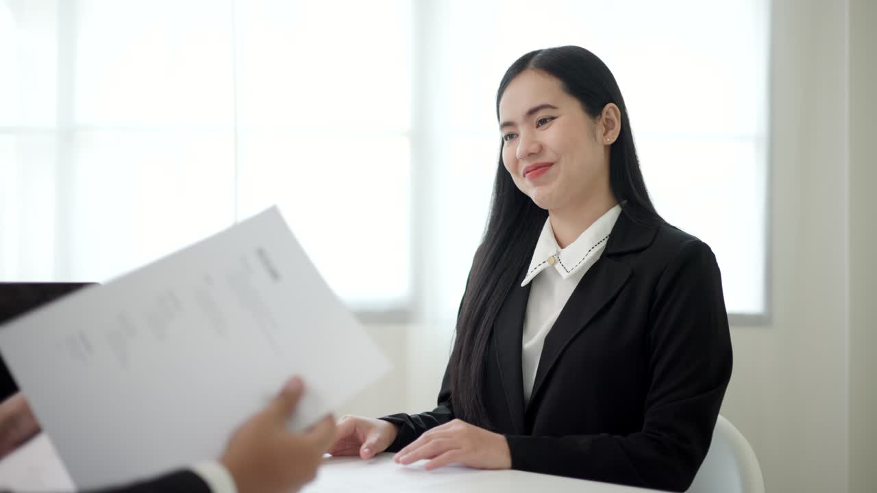 mujer de negocios para saludar a un personal de hr antes de una entrevista de trabajo para solicitar un trabajo. mujer feliz buscadora o corredor de seguros presentando un acuerdo de negocios. mujer asiática inteligente enviando currículum.
