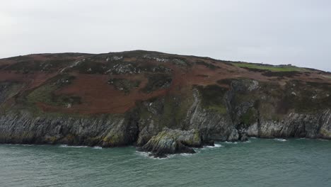 Luftaufnahme-Der-Wunderschönen-Klippen-Von-Howth-An-Einem-Bewölkten-Tag