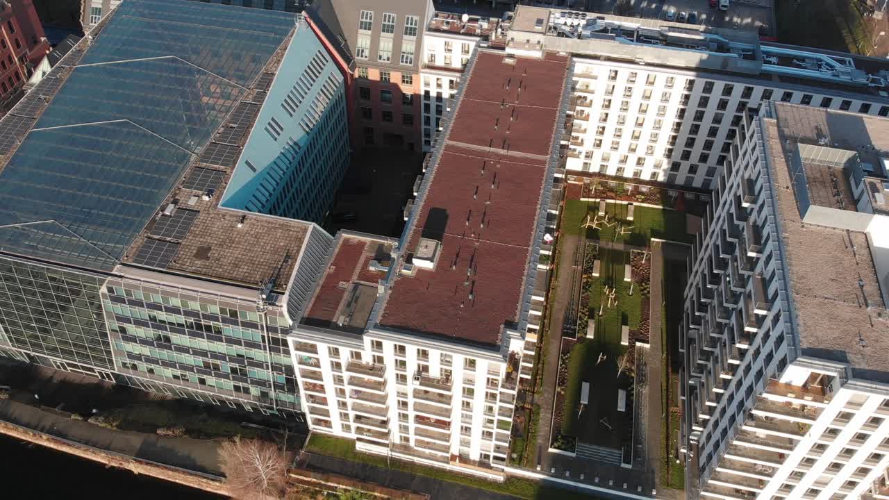 muro de berlín desde el río spree con un dron volando a lo largo del río y mostrando la antena de tv de berlín hecha en 4k 24fps