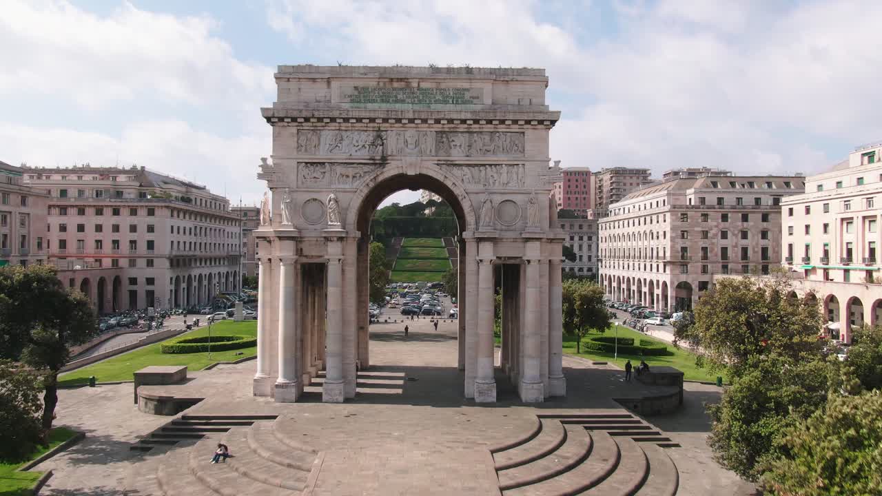arco de la victoria de la ciudad de génova, cinemática volando hacia y sobre la vista