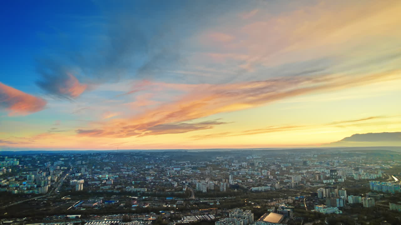 Vista aérea con dron de Chisináu al atardecer, Moldavia. Distrito residencial con múltiples edificios y vegetación