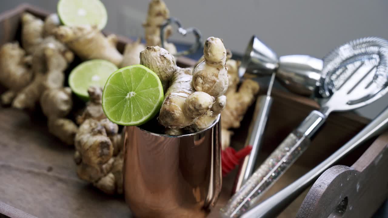 agrandando en una taza de jengibre con una rebanada de lima en una copa de raíz de jengible en el fondo