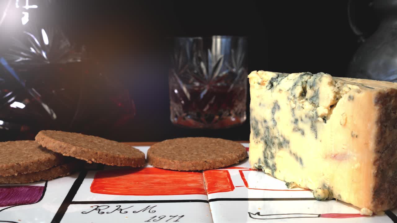 tortas de avena con una cuña de queso y whisky de fondo - desliza hacia la derecha