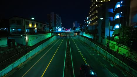 un time-lapse nocturno del atasco de tráfico en la calle del centro de tokio.