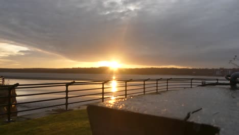 puertas del canal británico frente al mar del amanecer que conducen al río mersey