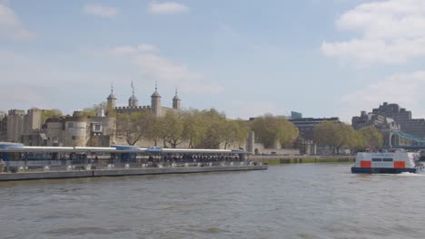 Vista-De-La-Torre-De-Londres-Y-El-Tower-Bridge-Desde-Un-Barco-Turístico-En-El-Río-Támesis-1