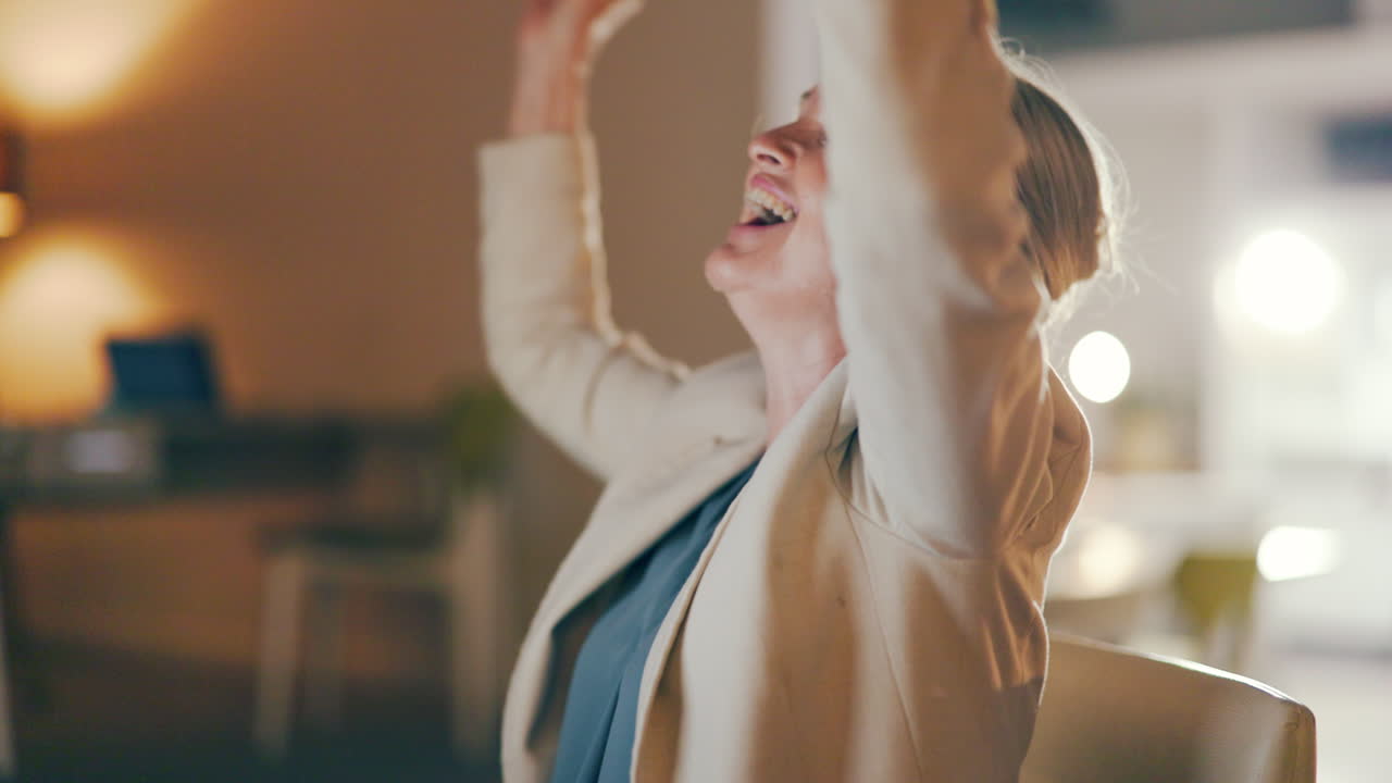 비즈니스, 성공과 여성 서류 작업을 던져