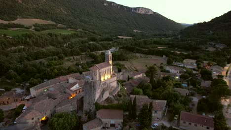 la capilla notre-dame-de-la-consolation, construida en 1894 en lo alto de un espolón rocoso con vistas a una aldea en pierrelongue.