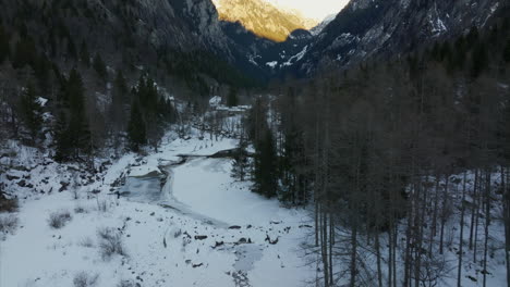 Paisaje-Aéreo-Cubierto-De-Nieve-En-El-Bosque-Del-Valle-De-Val-Di-Mello