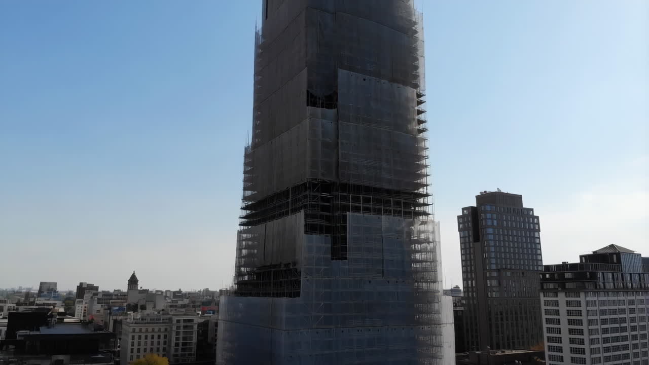 Moderno grattacielo in costruzione nel paesaggio urbano